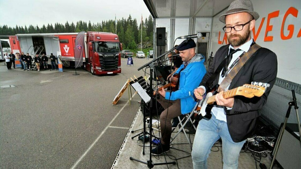 Sjefen for arrangementet, Øivind Aksberg, har gode råd til de som sitter på gjerdet og vurderer lastebilyrket. Yrkessjåføren, musikeren og veilederen for lærlinger ved Opplæringskontoret bidrar også til tøff og god underholdning.