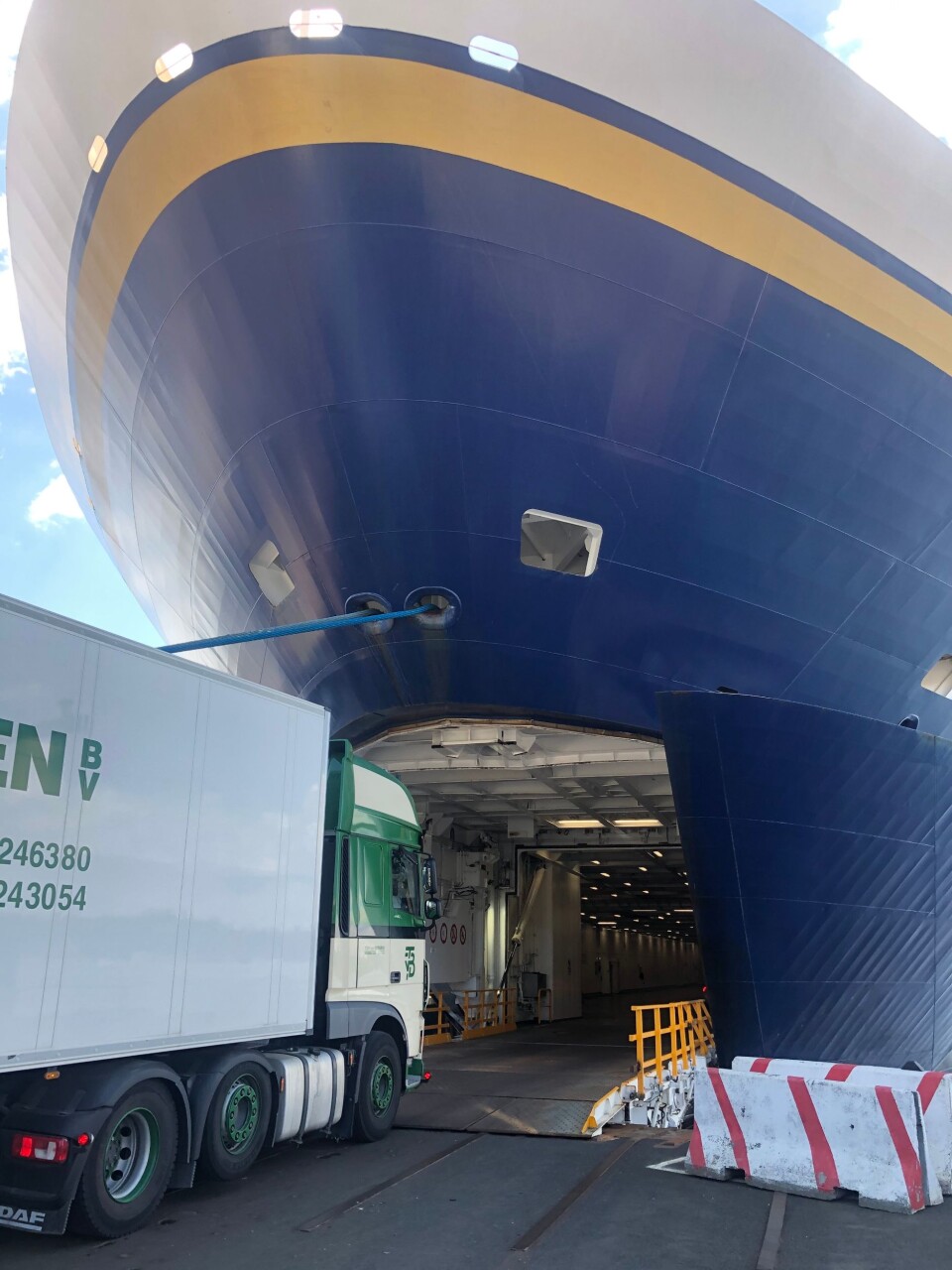 Det er foreløpig god plass på bildekket. Siden passasjerer ikke har lov til å gå i land i Kiel, er det svært få personbiler skal med. Color Line har imidlertid et nytt tilbud om å parkere bilen om bord, i stedet for i land, så en håndfull personbiler skulle om bord likevel.