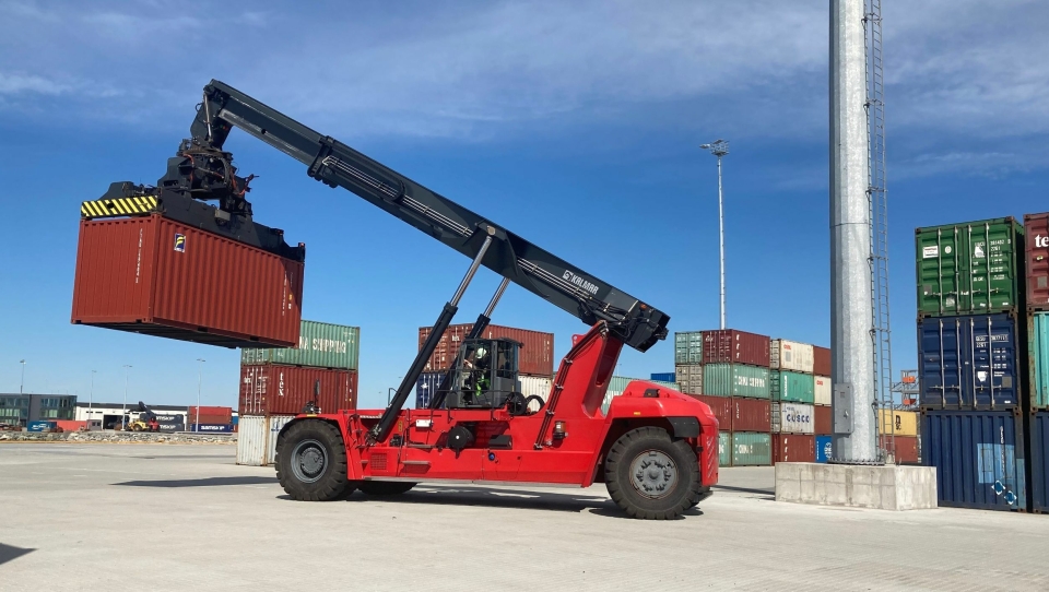Med løft på opptil 60 tonn blir den nye Kalmar-stackeren en arbeidshest både på containerløft og prosjektlast som for eksempel vindmøller.