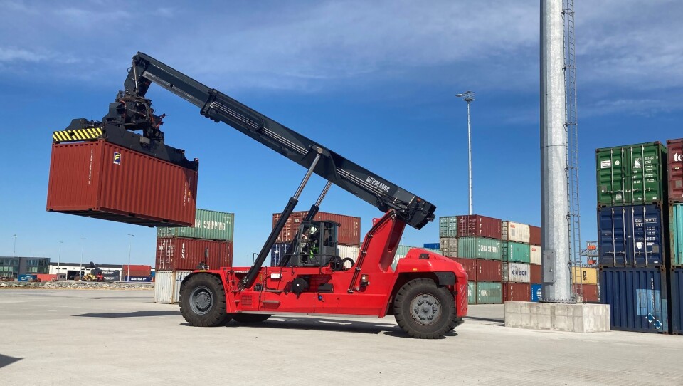Med løft på opptil 60 tonn blir den nye Kalmar-stackeren en arbeidshest både på containerløft og prosjektlast som for eksempel vindmøller. Med løft på opptil 60 tonn blir den nye Kalmar-stackeren en arbeidshest både på containerløft og prosjektlast som for eksempel vindmøller.
