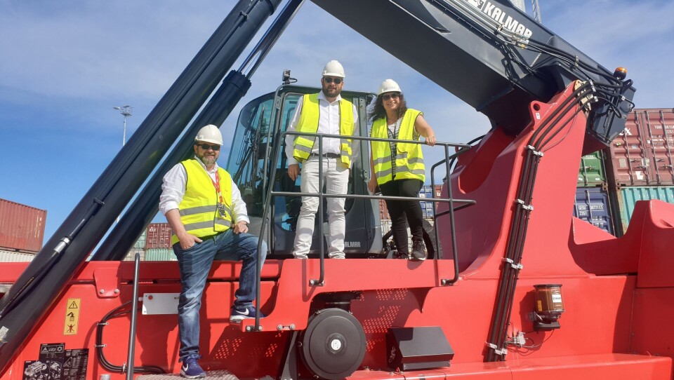 Fra venstre: Claudia Moya-Lie, Daglig Leder, Haugesund Stevedoring, Kim Norland, Area Sales Manager, Kalmar Norway AS og Alf Magne Sørensen, Service Manager, Kalmar Norway AS