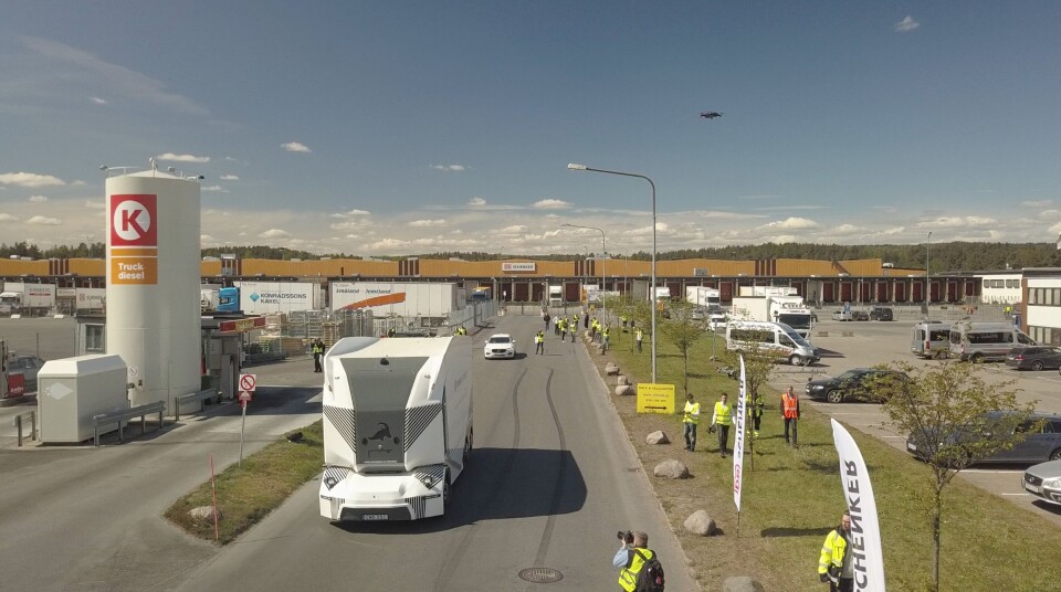 For første gang kjører en selvkjørende lastebil på offentlig vei uten en sjåfør om bord i kjøretøyet.