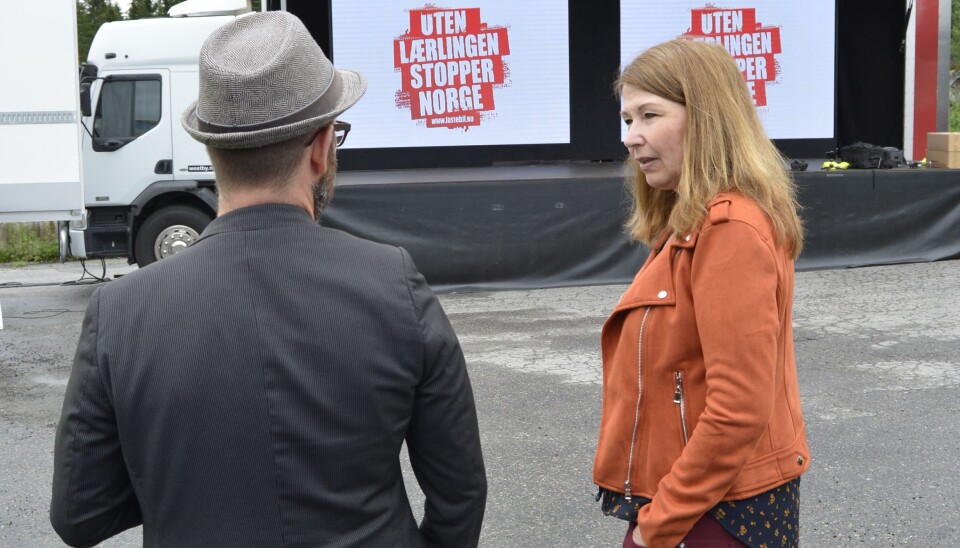 Last Vegas-sjef Øivind Aksberg i samtale med stortingsrepresentant Turid Kristensen (H), fra utdannings- og forskningskomiteen.