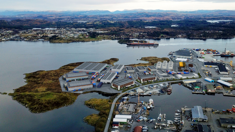 Planer for videre utvidelse av terminalområdet i havna er godkjent, og nå begynner jobben med masseuttak.