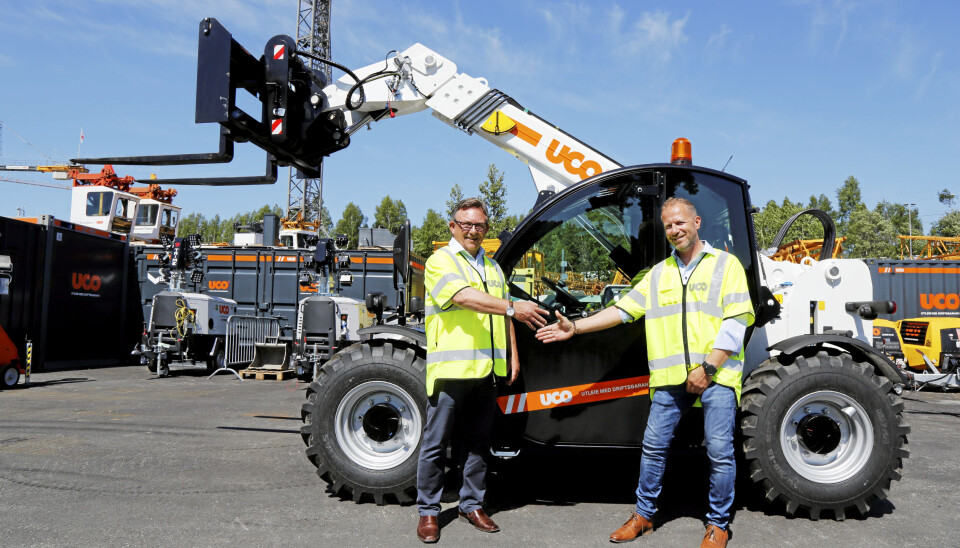 HISTORISK: Første helelektriske teleskoptruck i Norge, og den første maskinen UCO kjøper av Skjetne Maskin AS. Her er Jostein Stormo, adm. direktør i UCO, sammen med Skjetne Maskin-selger Kristian Lamøy.
