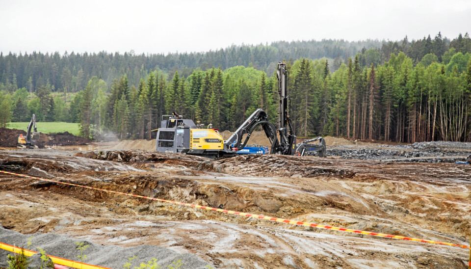 FØRST OMRÅDE: Entreprenøren Isachsen er i ferd med å planere det første området i Fiskumparken, der Expandia skal flytte inn til høsten.