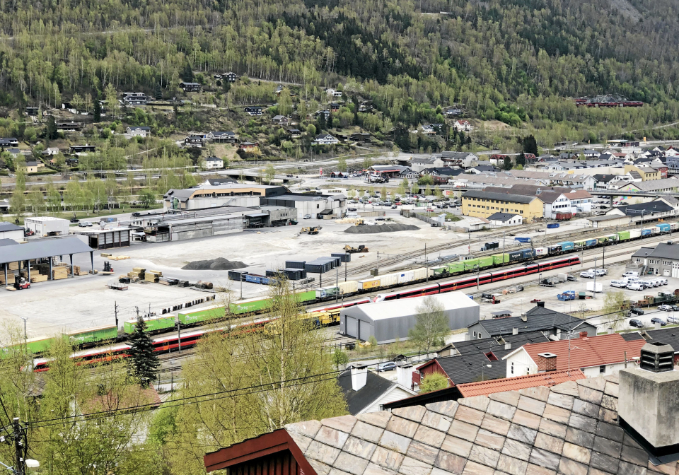 11.31: Ett minutt senere fortsetter nordgående persontog sin ferd mot Trondheim - to minutter etter oppsatt tidstabell.