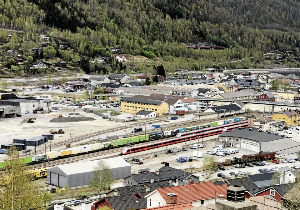 11.30: Det sydgående persontoget forlater stasjonen 11.30. Lokføreren på Green Cargo-toget sitter fortsatt og tvinner tommeltotter.