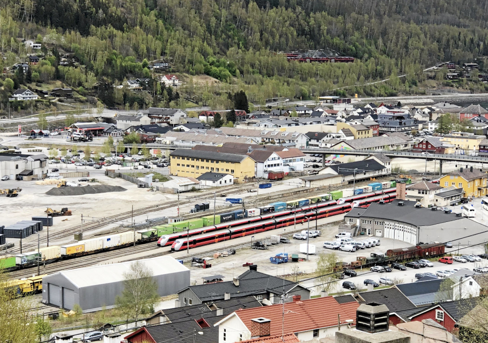 11.29: Enda tre minutter senere er persontoget som går motsatt vei, fra Oslo ti Trondheim, på plass i spor 1.