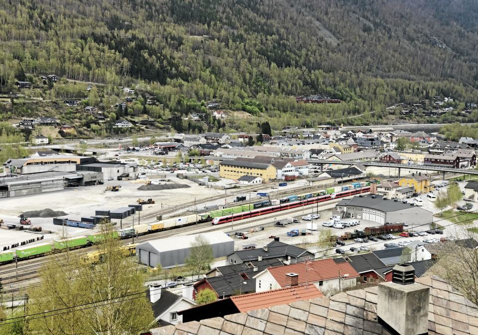11.26: Godstoget har stått stille i over 20 minutter når VYs tog fra Trondheim til Oslo ruller inn på spor 2.