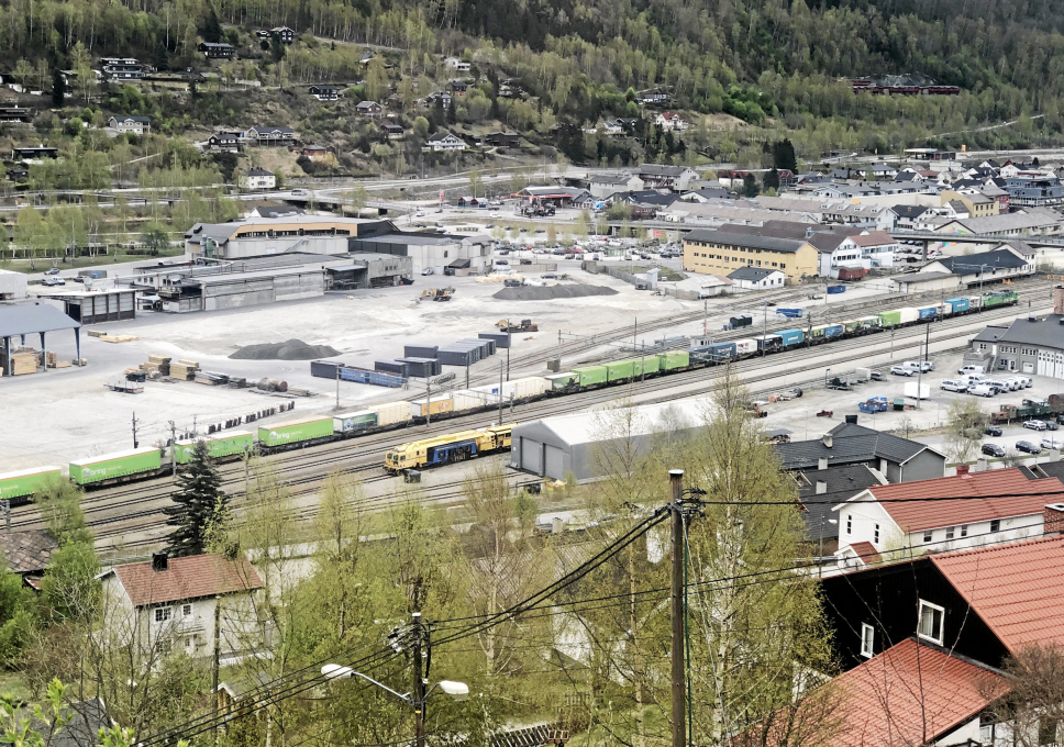 11.06: Seks minutter over 11 kjører Green Cargo rolig inn og stanser på sidesporet ved Otta stasjon.