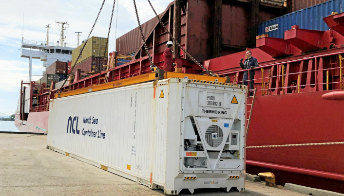 North Sea Container Lines første anløp med fersk laks går med containerskipet Coneste via Hitra kysthavn 3. september.