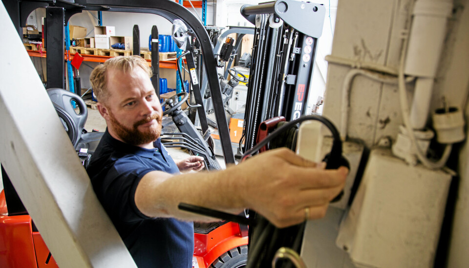 Lading av EP EFL181 gjøres i en helt vanlig stikkontakt, viser Yngve Lofthus Teigen hos Smart-Truck.