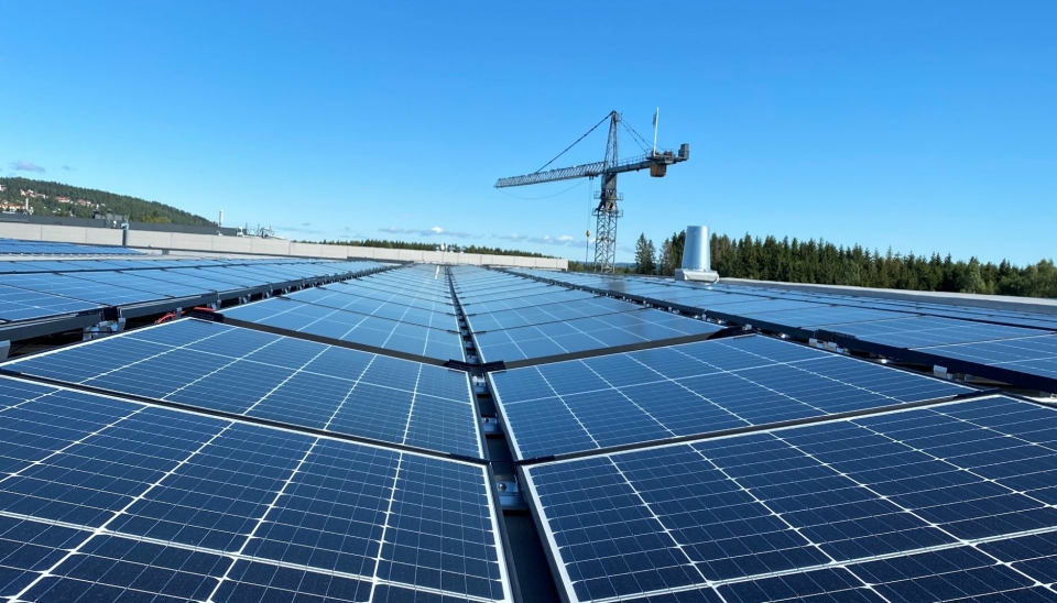 Solcelleanlegget er på 2500 kvadratmeter og dekker 20 prosent av OneMed Services' energibehov.