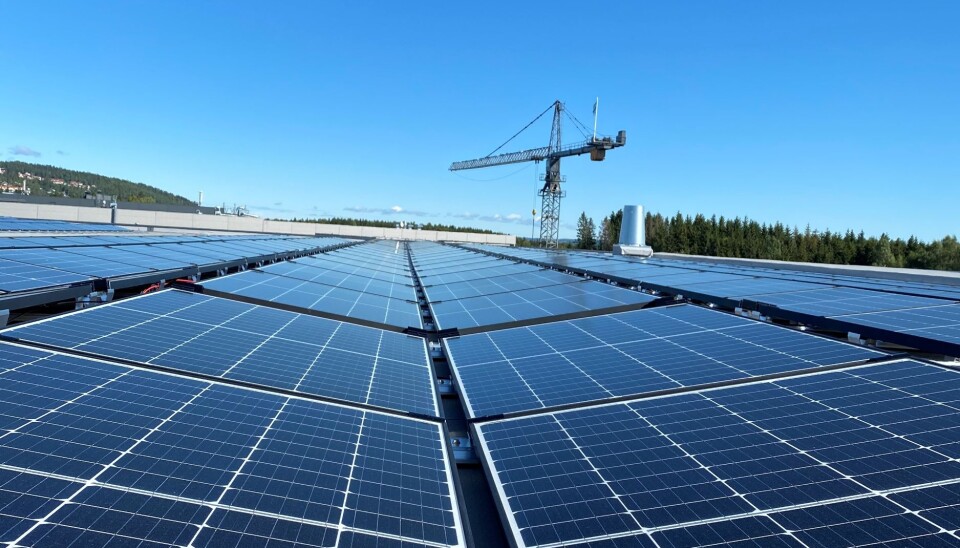 Solcelleanlegget er på 2500 kvadratmeter og dekker 20 prosent av OneMed Services' energibehov. Solcelleanlegget er på 2500 kvadratmeter og dekker 20 prosent av OneMed Services' energibehov.