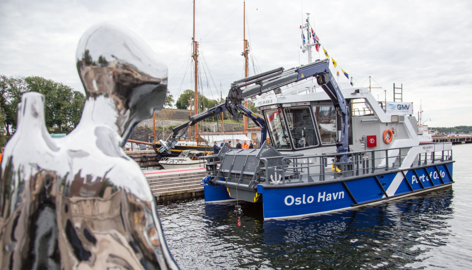Med to sterke kraner og en oppsamlerkurv med vinger, kan Pelikan II samle mye søppel i Indre Oslofjord.