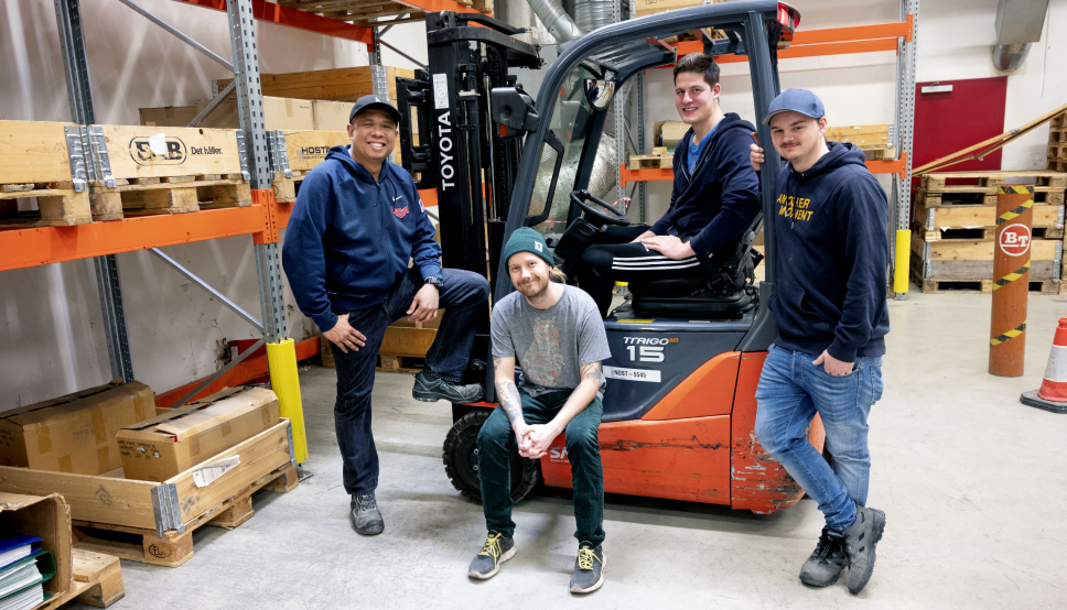 TOK LAPPEN: Lawrence Nazareno (fra venstre), Henrik Gabrielsen Sletta, Jonas Eriksen og Simon Brekke var alle sendt på truckkurs av sin arbeidsgiver, Lantmännen.