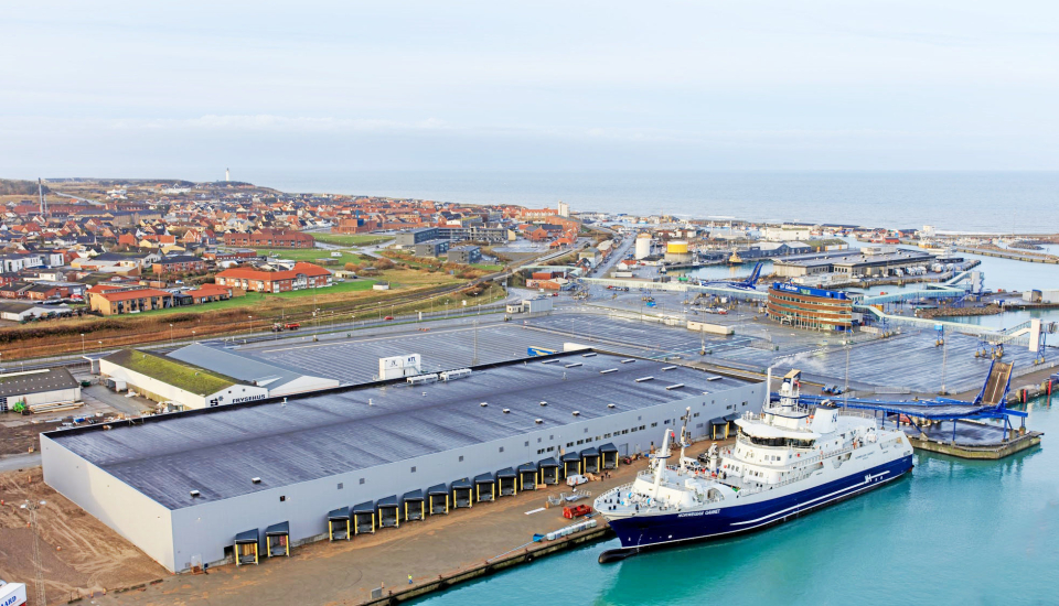 Norwegian Gannet leverer fisken ved et moderne mottaksanlegg i Hirtshals.