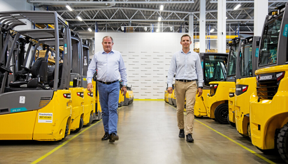 SATSER BREDT: Administrerende direktør Arild Drageset (til venstre) vender ikke ryggen til gaffeltruckene, men håper at Jens Gjerlaug som leder forretningsområdet systemløsninger, skal spre hele Jungheinrichs produktportefølje ut i det norske markedet.