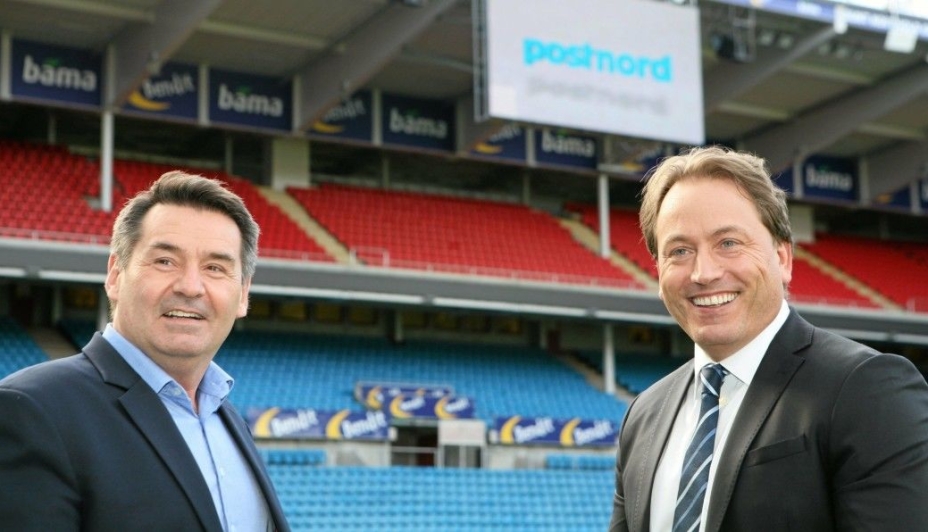 Her er PostNords tidligere strategiansvarlig Lars Smith (t.v.) sammen med selskapets adm. direktør Robin Olsen på Ullevaal Stadion, PostNords nye logistikkarena. Foto: Per Dagfinn Wolden