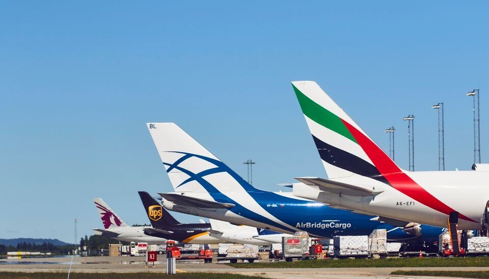 Mowi er en gigant innen flyfrakt og tilbyr norsk laks og sjømat til verdensmarkedene. (Foto: Avinor)