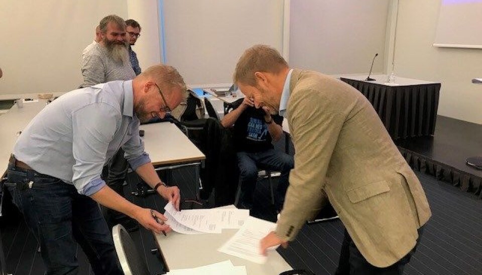 Fra venstre: Bjørn Jonassen, forhandlingsleder Fellesforbundet og Are Kjensli, forhandlingsleder for NHO Logistikk og Transport