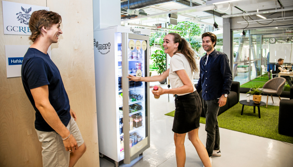 UNNSKYLD MEG: Midt under fotoshooten med Niels (til venstre) og Henrik Bjønness kommer «Head of the lab» i StartupLab i Forskningsparken, Lauga Oskarsdottir forbi og bare MÅ kjøpe en smoothie fra skapet til S:mart.