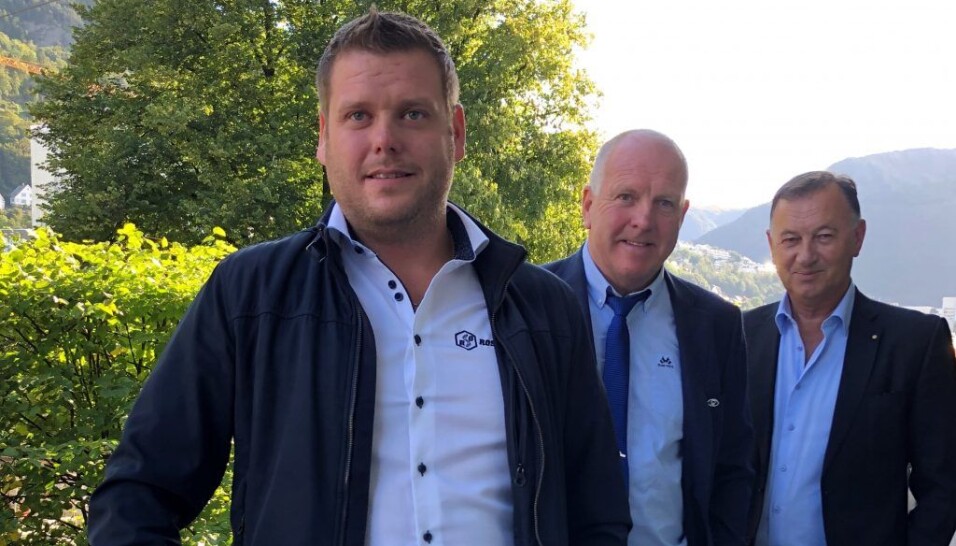 Anders og Odd Einar Sandøy fra Rostein, sammen med Jarle Gunnarstein fra Larsnes mek.