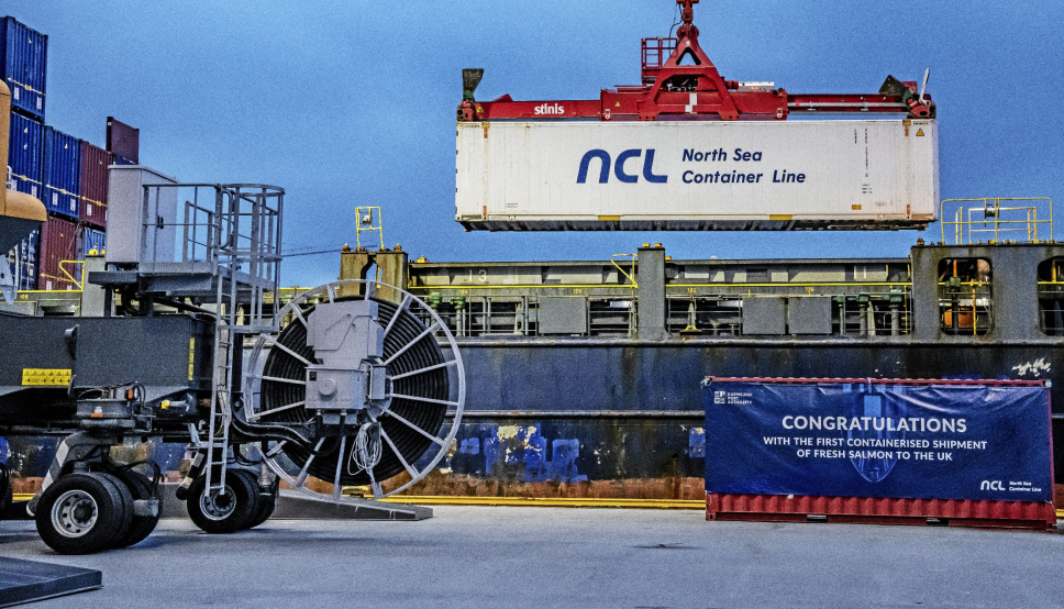 Utskipning av første container med fersk laks fra Norge til Storbritannia.