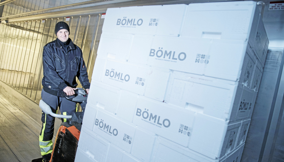 Aistis Navikauskas laster kasser med Bömlo-laks i containeren.