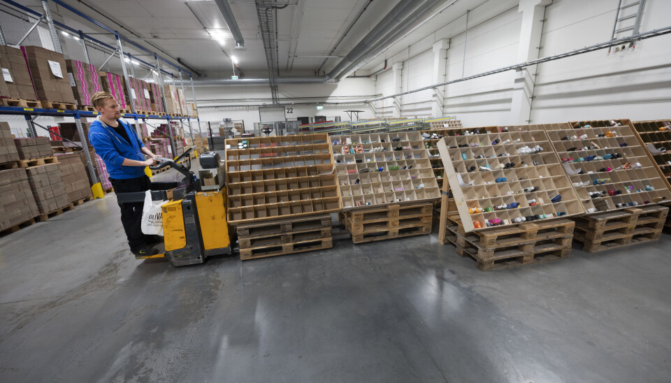 TIL PAKKING: I disse reolene står de ferdig plukkede varene klare til pakking. Rekorden er pakking av 50.000 produkter på en dag.