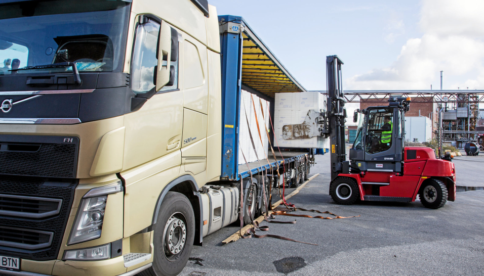 18 TONN: Brorparten av celluloseeksporten skjer sjøveien, men halvparten av det som sendes til Europa går via lastebil. Borregaard har en eksportandel på 95 prosent.
