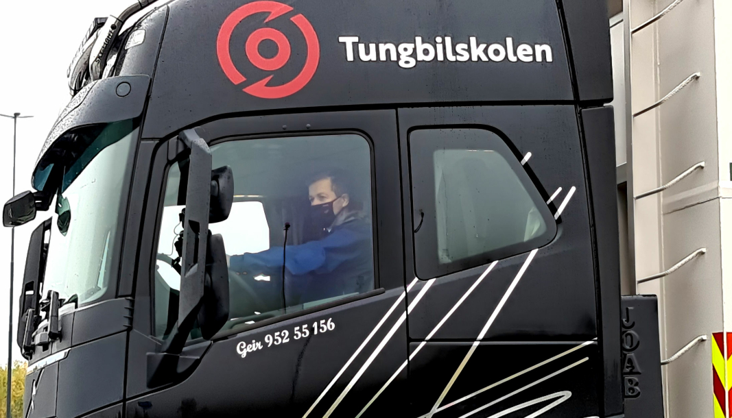 Samferdselsminister Knut Arild Hareide og opplærer Tore Velten, forbundsleder i NLF, hadde på seg masker av smittevernhensyn under kjøreturen med lastebilen.