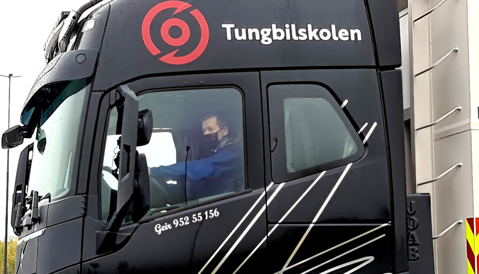 Samferdselsminister Knut Arild Hareide og opplærer Tore Velten, forbundsleder i NLF, hadde på seg masker av smittevernhensyn under kjøreturen med lastebilen.