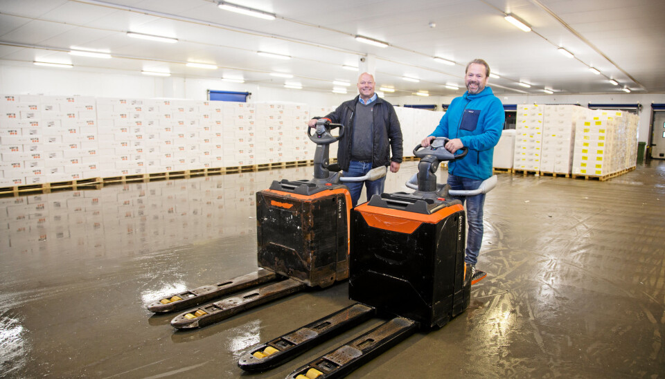 BRUKT OG NY: Trucken til venstre med Toyota-selger Johnny Skårer på plattformen har gått nesten fire år hos Terminal 1, mens den nye til høyre har gått noen uker for daglig leder Pål Marius Skipperud.