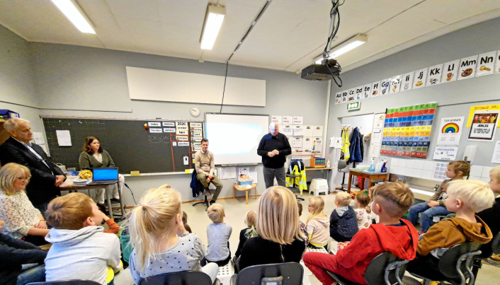 Samferdselsminister Knut Arild Hareide og forbundsleder i NLF, Tore Velten, snakket med barn i første klasse på Gjerdrum barneskole om trafikksikkerhet.