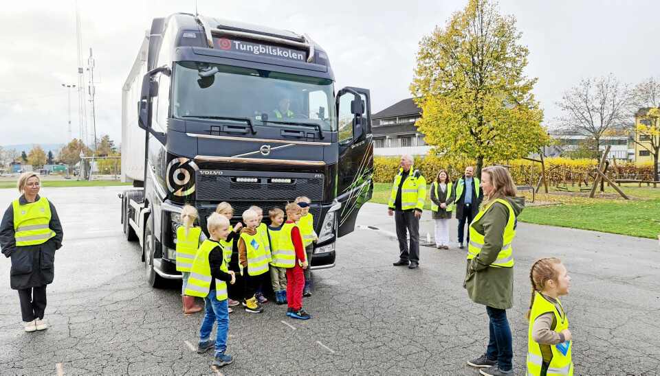 Etterpå ble blindsoner på lastebilen vist i praksis. Alle førsteklassingene fikk sitte i førersetet og se blindsonene. På bildet er det samferdselsministeren som er i førersetet.