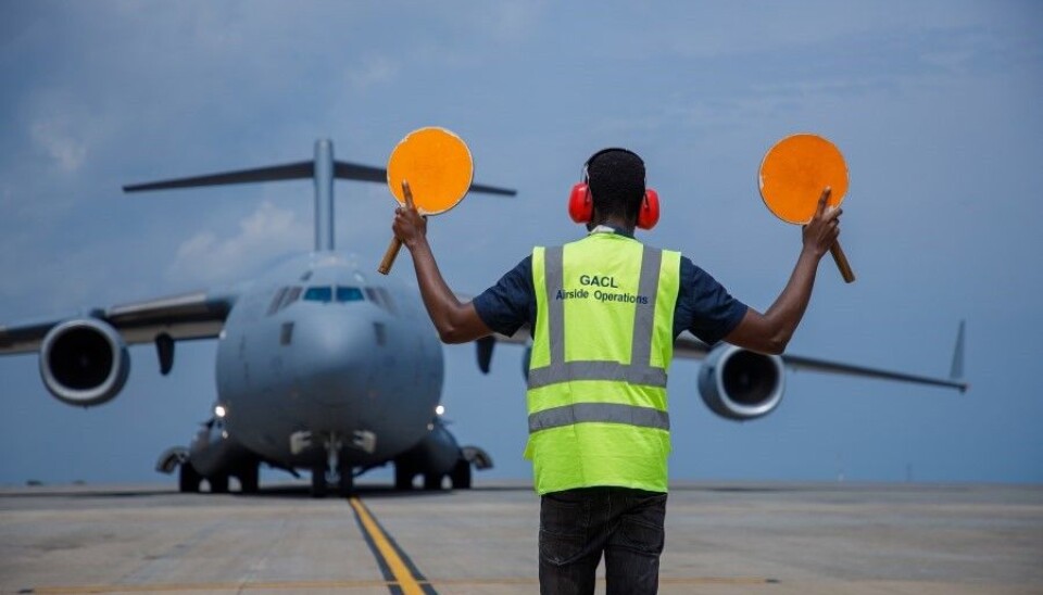 Transportfly med mat til hungersrammede har landet.