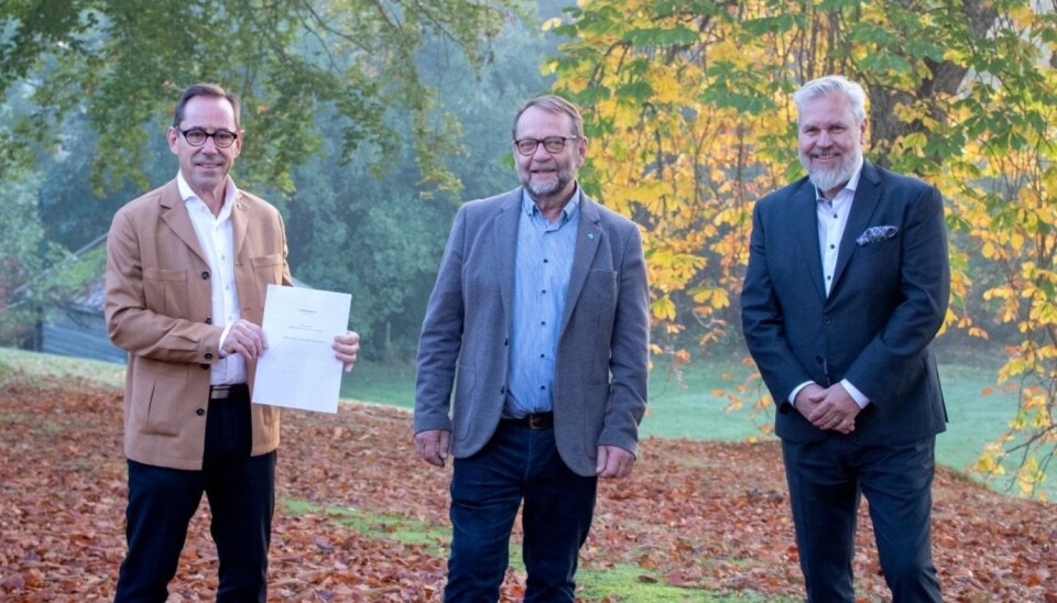 Vil bygge nytt gigantisk logistikksenter. Fra venstre: Kommunedirektør Håkan Sundberg i Munkedal kommune, kommunalråd Jan Hognert og eier og daglig leder i Lighthouse Finance, Roy Høiås. (Pressefoto)