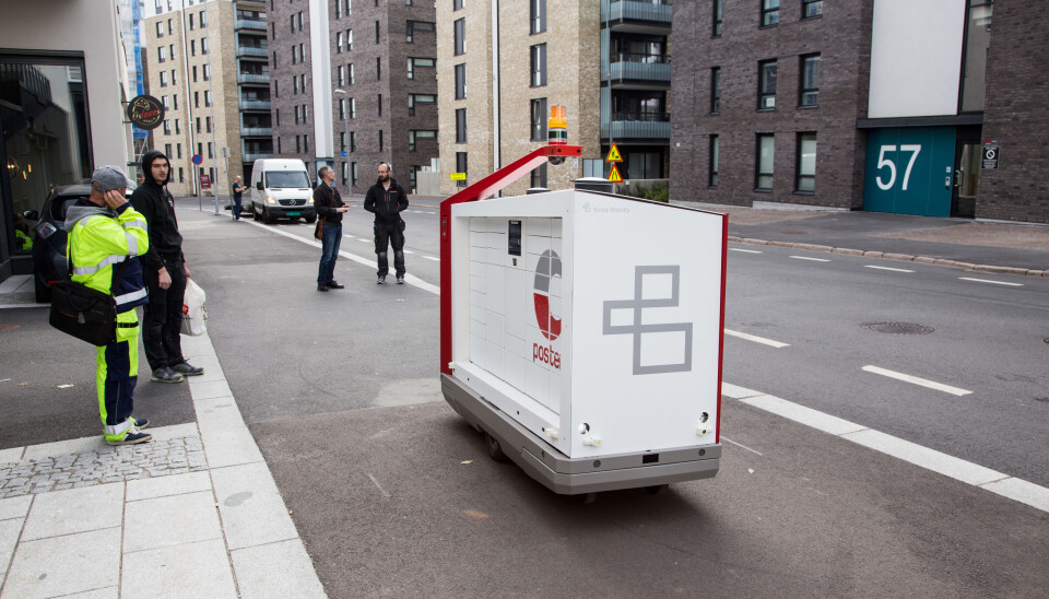 NYSGJERRIGE: Forbipasserende lurte stadig på hva som kom oppover Lørenveien. NYSGJERRIGE: Forbipasserende lurte stadig på hva som kom oppover Lørenveien.