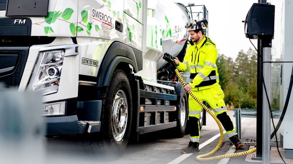 I samarbeidet mellom Volvo Trucks og Swerock blir det brukt to helelektriske lastebiler: En Volvo FM og en Volvo FMX. Her er FM-en, en betongbil, på ladestasjonen.