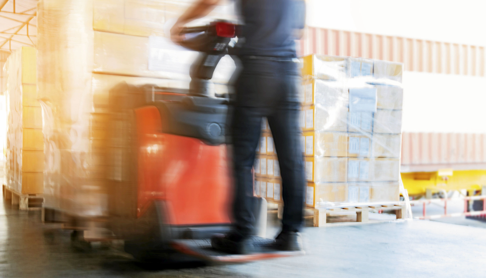 Motion blur of forklift driver unloading cargo pallets at warehouse
Gaffeltruck. Stttebenstruck. Truck