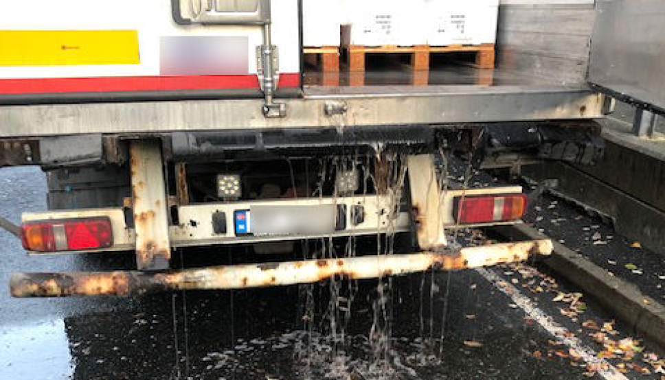 Stoppet med en bekk av fiskevann ut bak