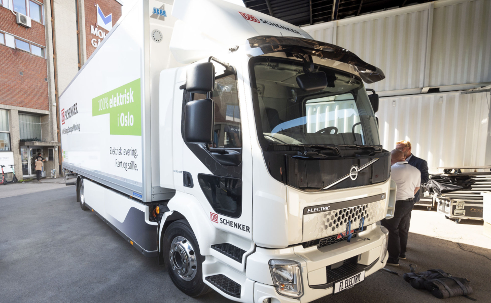 STRØM: DB Schenker avduket nylig en helelektrisk distribusjonsbil fra Volvo. Det er ett lite skritt mot reduserte utslipp, men det må nok kraftigere lut til.