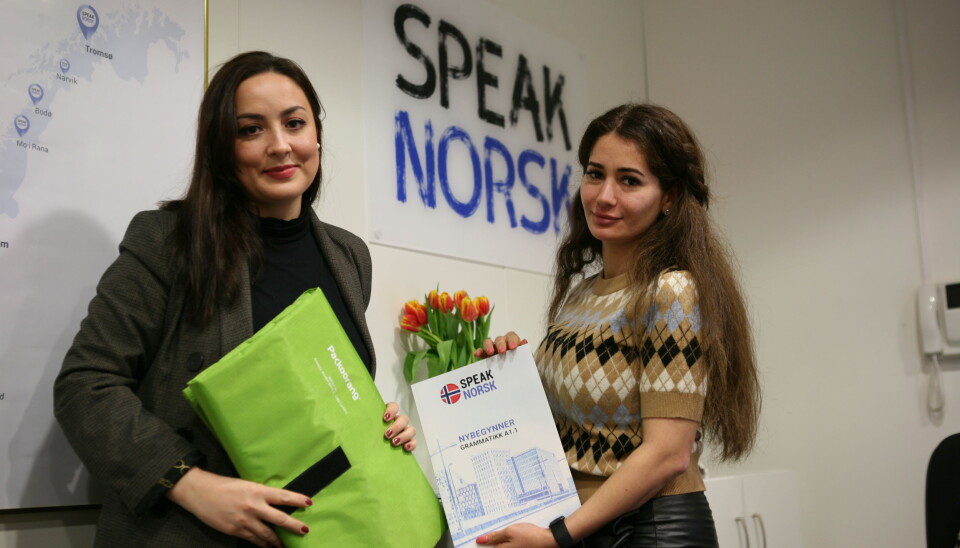 Natasha Jancovic (t.v.) leier lokaler hos venninnen Huzan Raad, CEO og grunnlegger av Speak Norsk i Rådhusgata 26 i Oslo. Grunnleggeren av den første norske språkskole i sitt slag er genuint opptatt av bærekraft. Nå skal hun bruke Packoorang til å sende bøker. Foto: Per Dagfinn Wolden