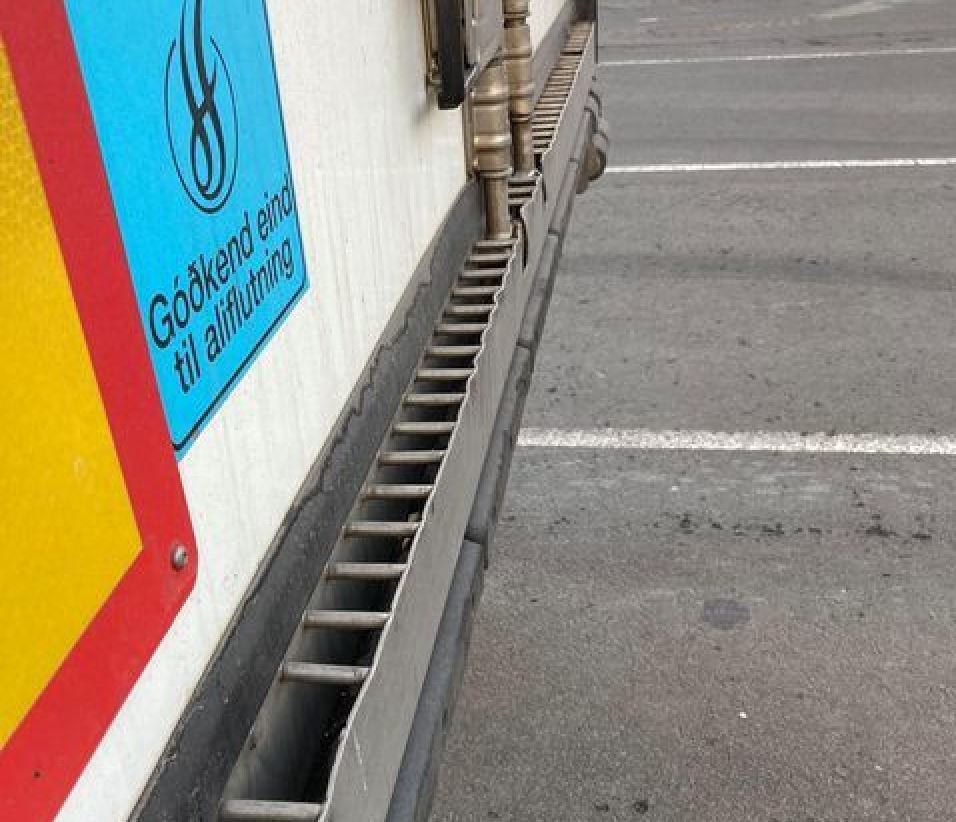 Vann som renner ut samles opp. Godkjenningsmerket viser at alt er på stell til å frakte laks. Foto: Privat