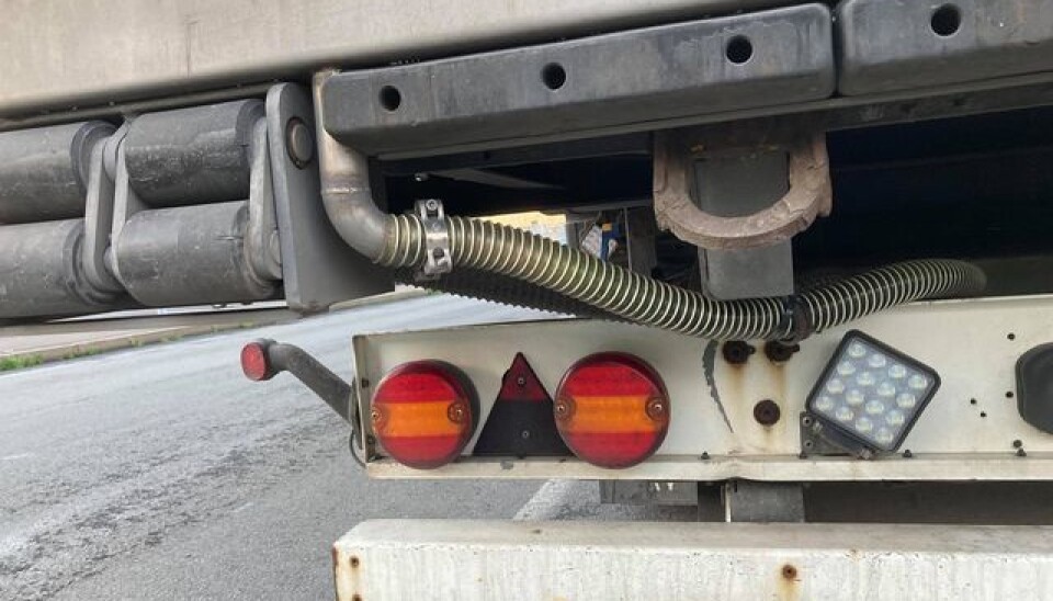 Røret går fra oppsamlingen og til tanken under planet. Foto: Privat