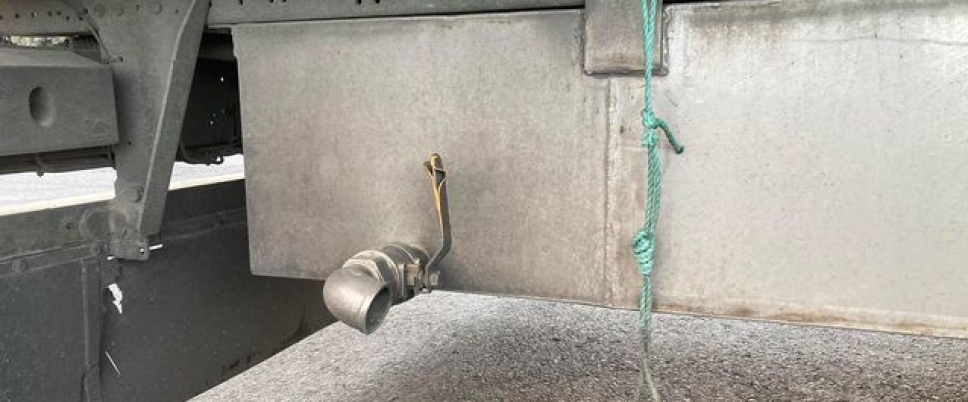 Tanken med fiskevannet tømmes på godkjent sted. Foto: Privat