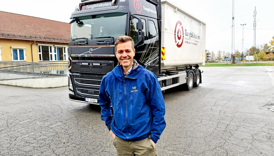 Samferdselsminister Knut Arild Hareide kjørte lastebil for første gang 8. oktober 2020. Nå fremmer han lovforslag som skal gjøre det verre å være skurk bak rattet.