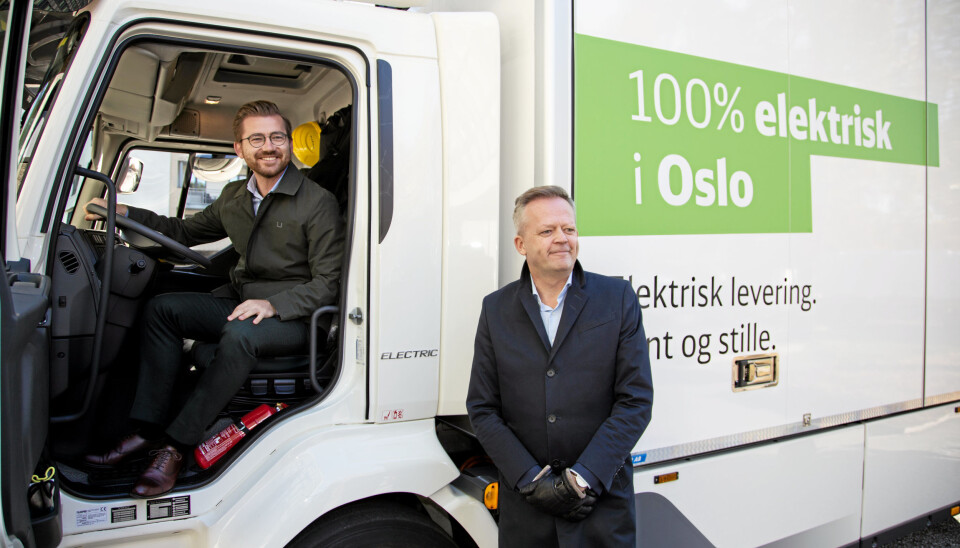 Klima- og miljøvernminister Sveinung Rotevatn sammen med og administrerende direktør i DB Schenker Norge, Knut Eriksmoen under lanseringen av Grønt landtransportprogram.